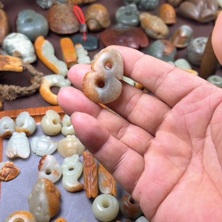 颈饰未镶嵌岫岩河磨玉（透闪石质玉）