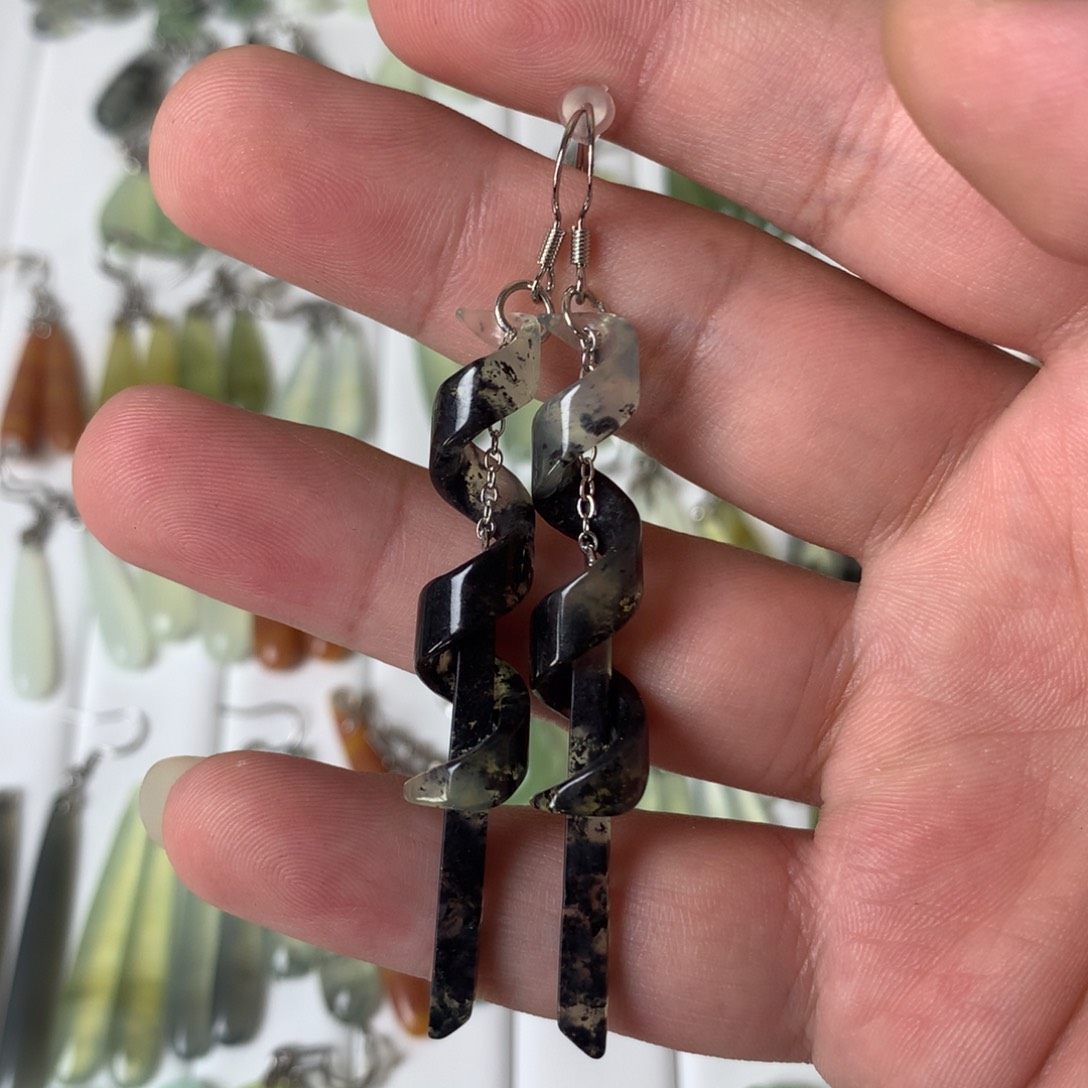 蛇纹石玉耳环未镶嵌