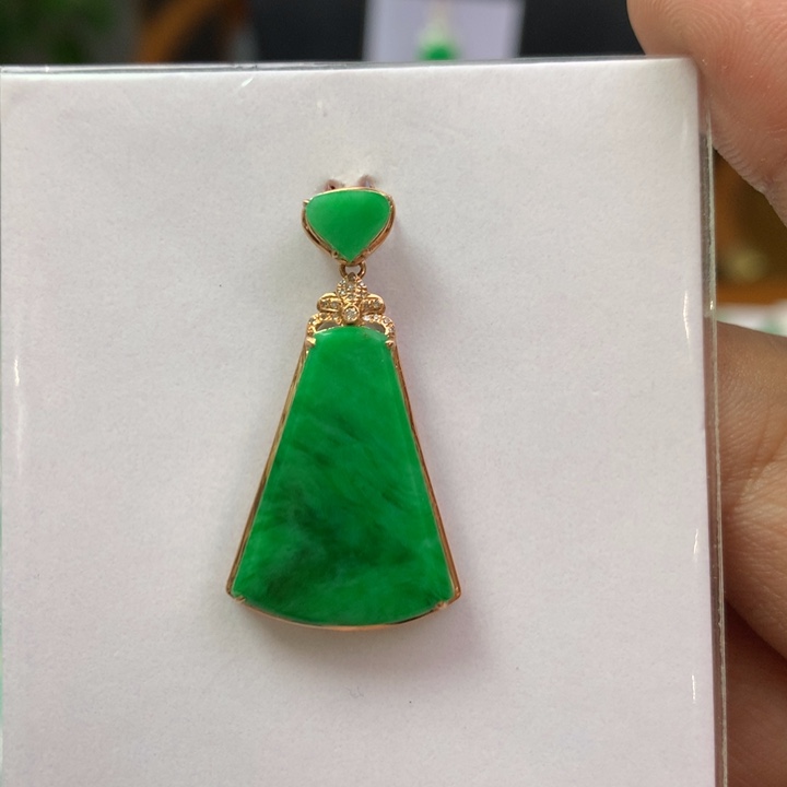 翡翠颈饰18K金镶嵌翡翠