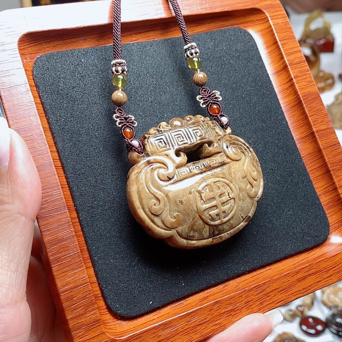 琥珀（根珀）未镶嵌颈饰