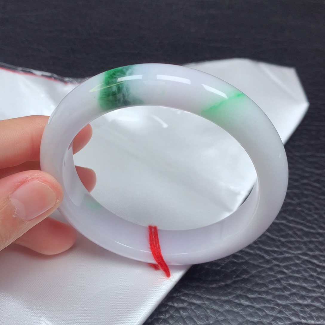 翡翠手镯未镶嵌。