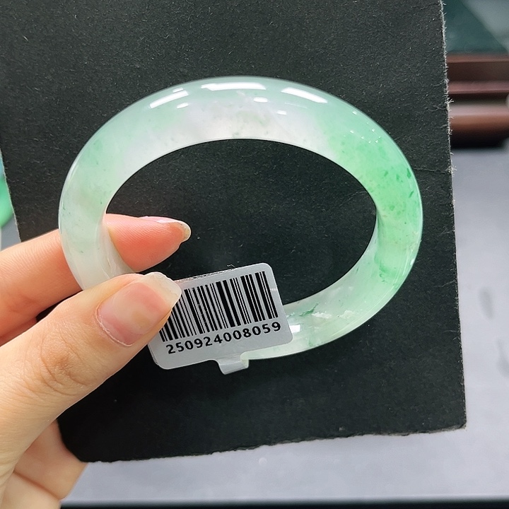 ****石英质玉（非洲翠）未镶嵌手镯