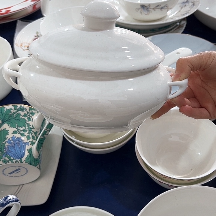 碗微瑕骨瓷炖盅一个