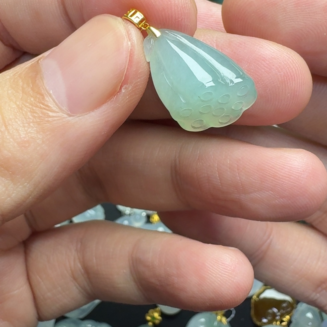 翡翠18K金镶嵌颈饰小莲蓬