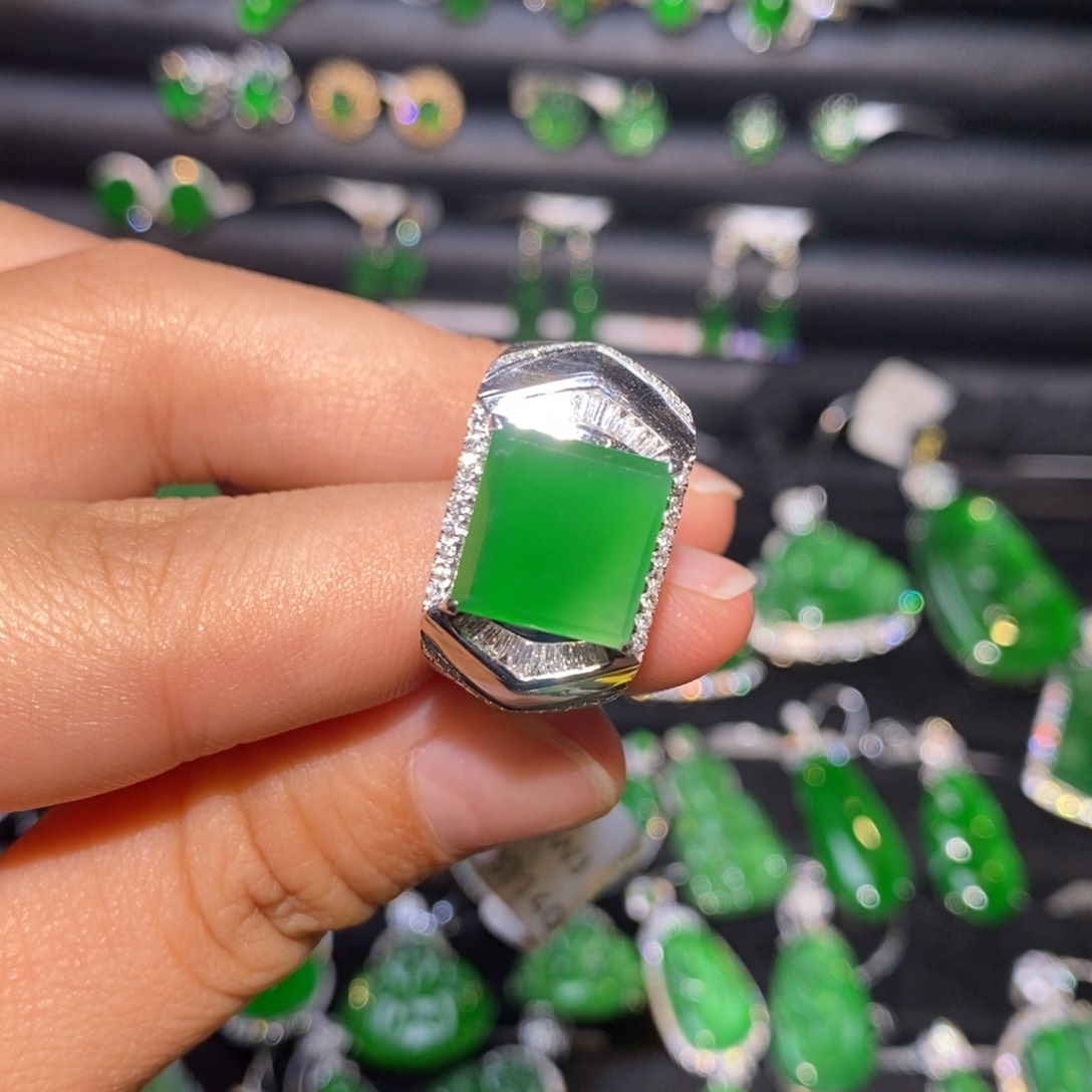 翡翠戒指18K金镶嵌天然翡翠