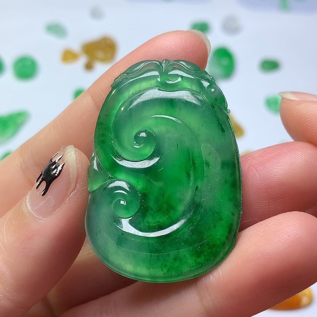 翡翠未镶嵌颈饰如意