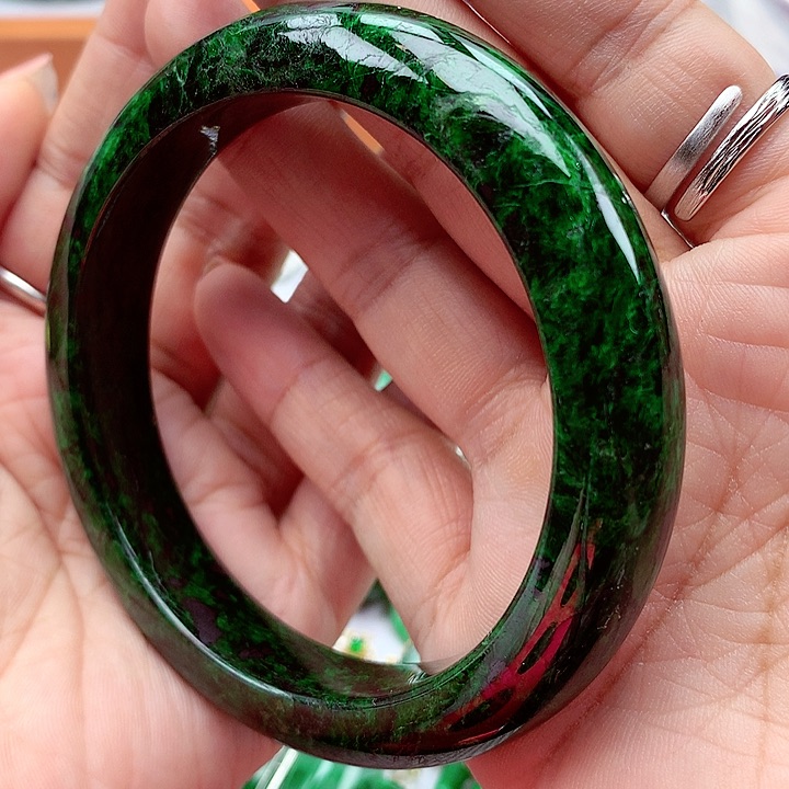 翡翠手镯未镶嵌翡翠