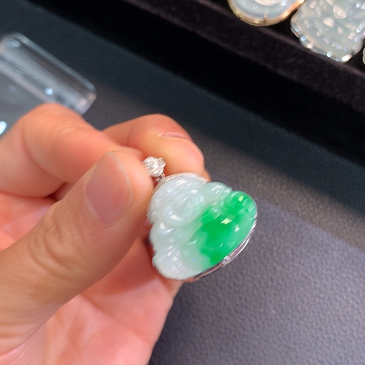 翡翠18K金镶嵌颈饰