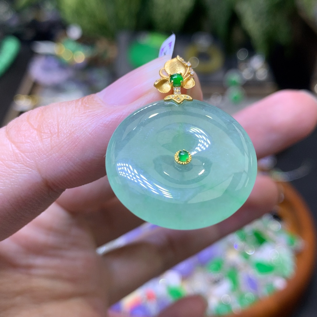 颈饰18K金镶嵌翡翠