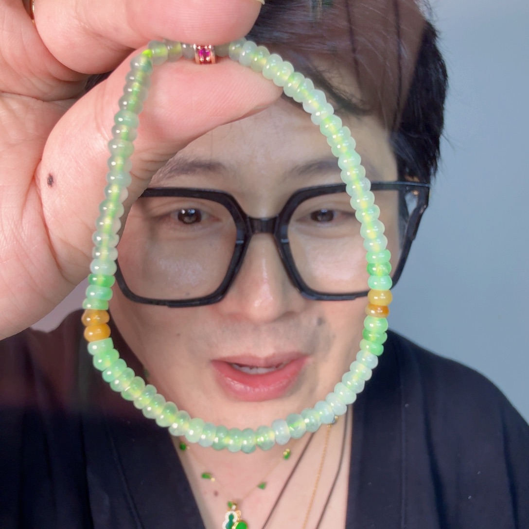 翡翠未镶嵌颈饰一件