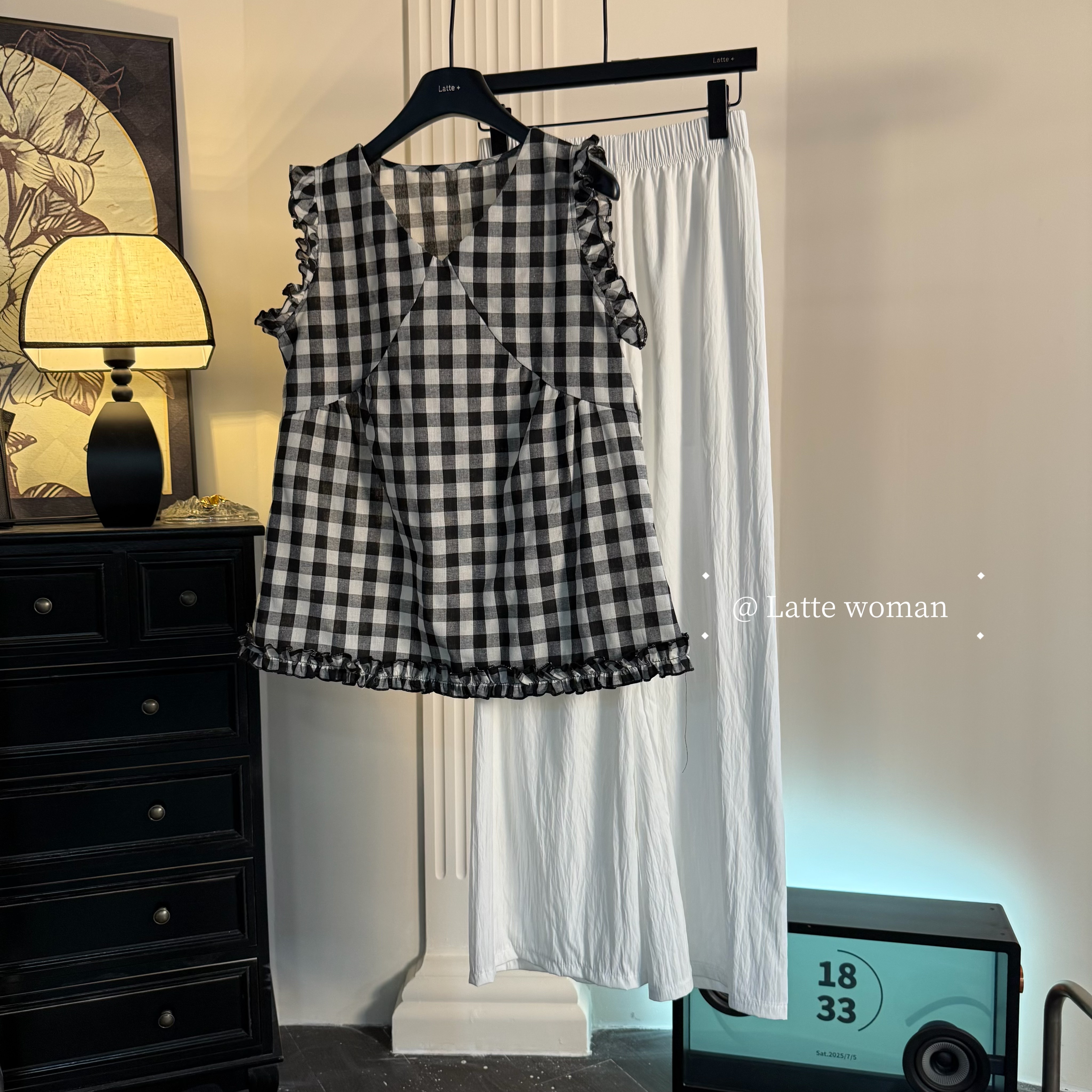 TZ7052#（小文姐）2025韩系式法格子无袖花边上衣+白色阔腿裤两件套