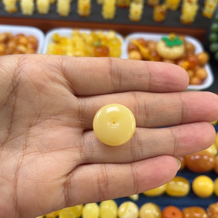 琥珀未镶嵌裸石卡18加浓蜡平安扣