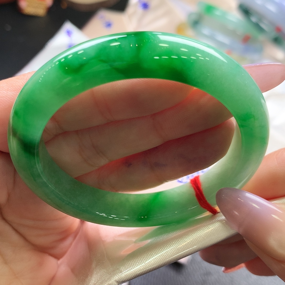 翡翠未镶嵌手镯53.3正毕业辣绿大漏