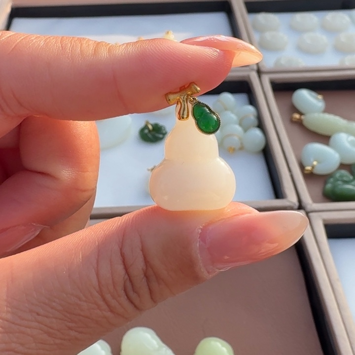 和田玉18K金镶嵌颈饰温柔