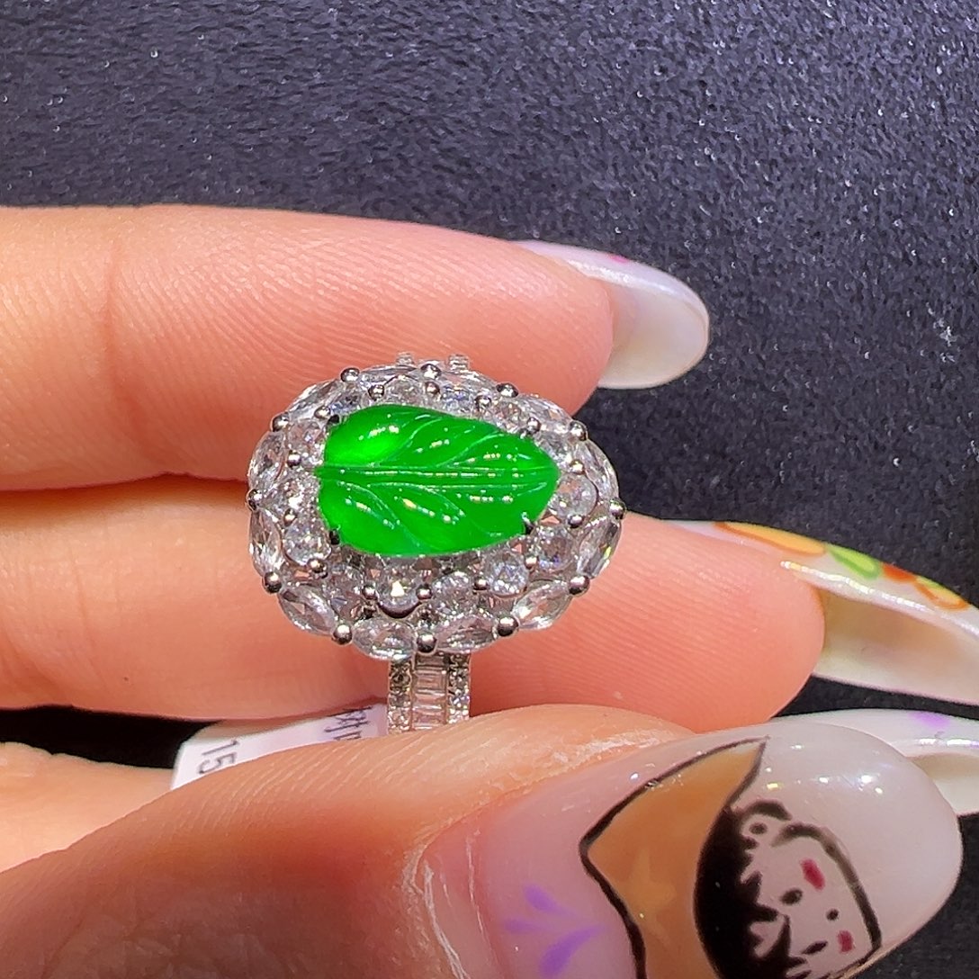 翡翠18K金镶嵌戒指叶子