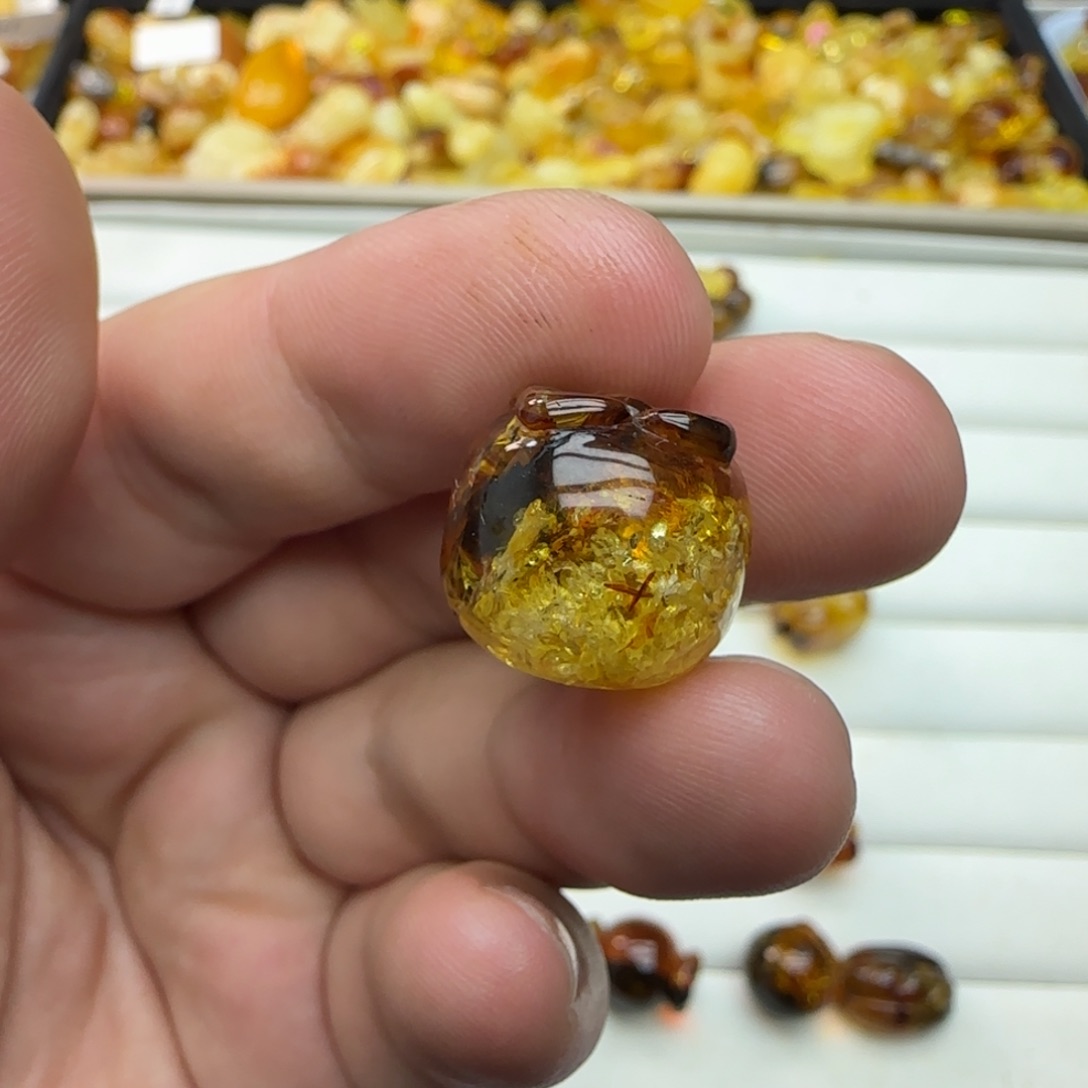 琥珀未镶嵌裸石2.92克有瑕