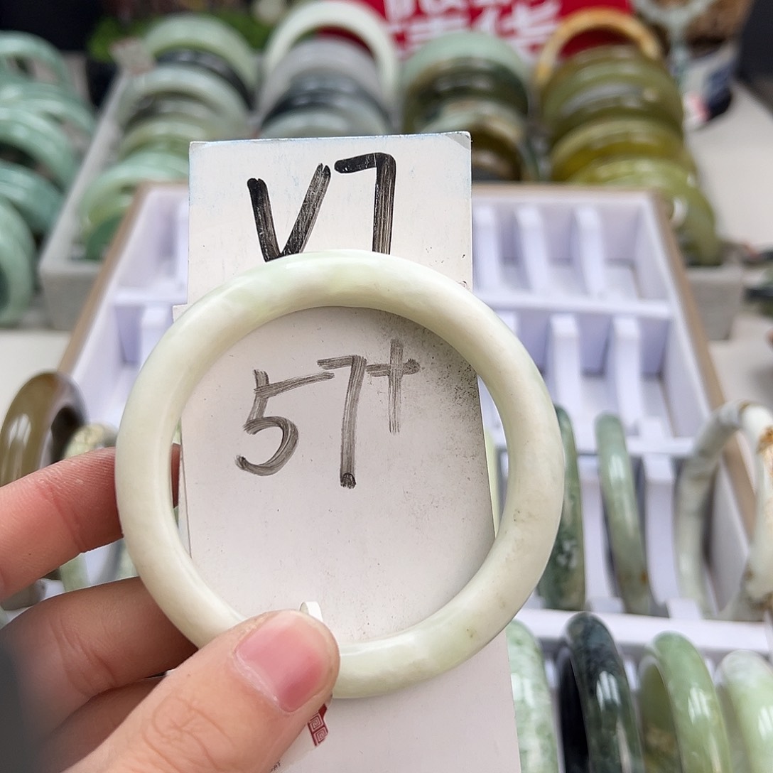 岫玉手镯未镶嵌天然岫玉微瑕，可以正常佩戴