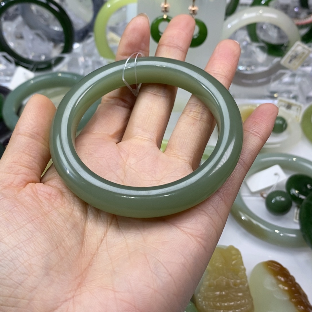 和田玉未镶嵌手镯