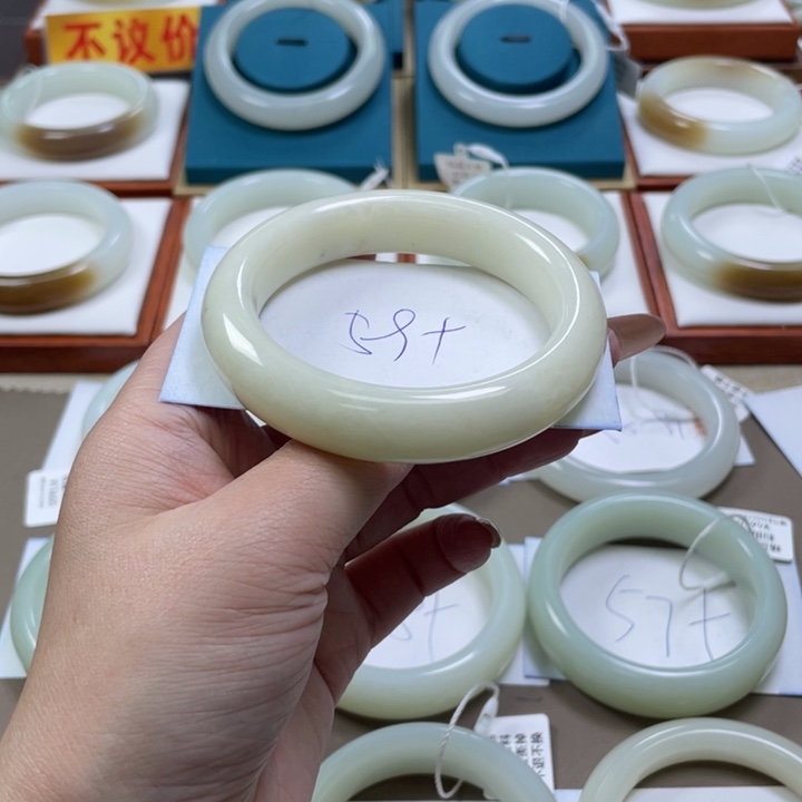 和田玉手镯未镶嵌