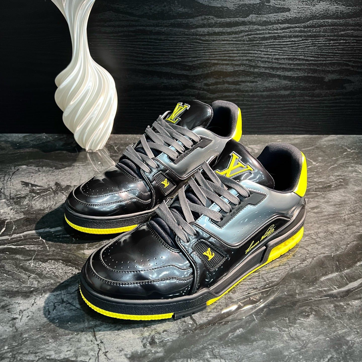 99新 LouisVuitton/路易威登 1687/41码/蝙蝠侠漆面Trainer板鞋