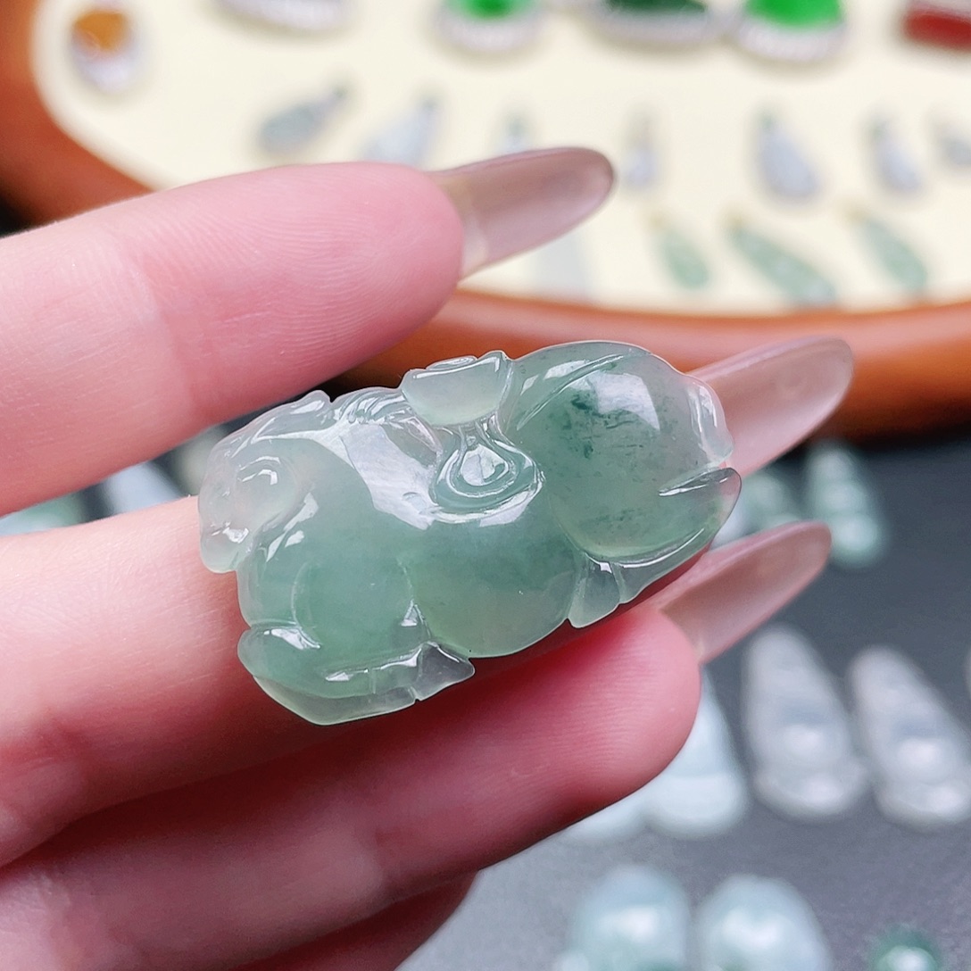 翡翠挂件未镶嵌翡翠