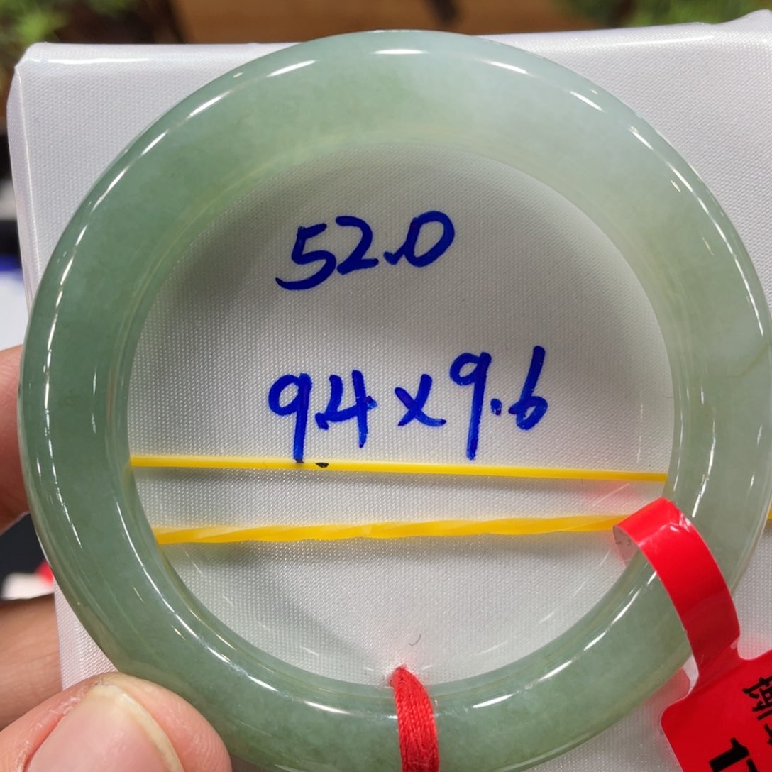 翡翠手镯未镶嵌翡翠