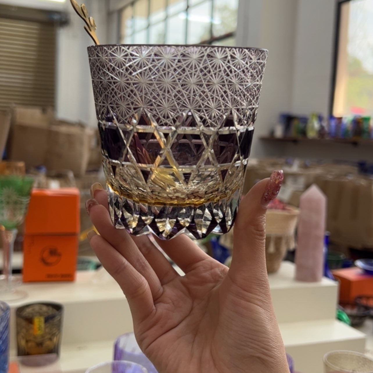 【闪购商品】乌***翼发样品桌上紫色调明显这个，礼盒装