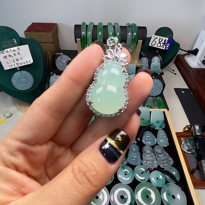 翡翠未镶嵌颈饰葫芦