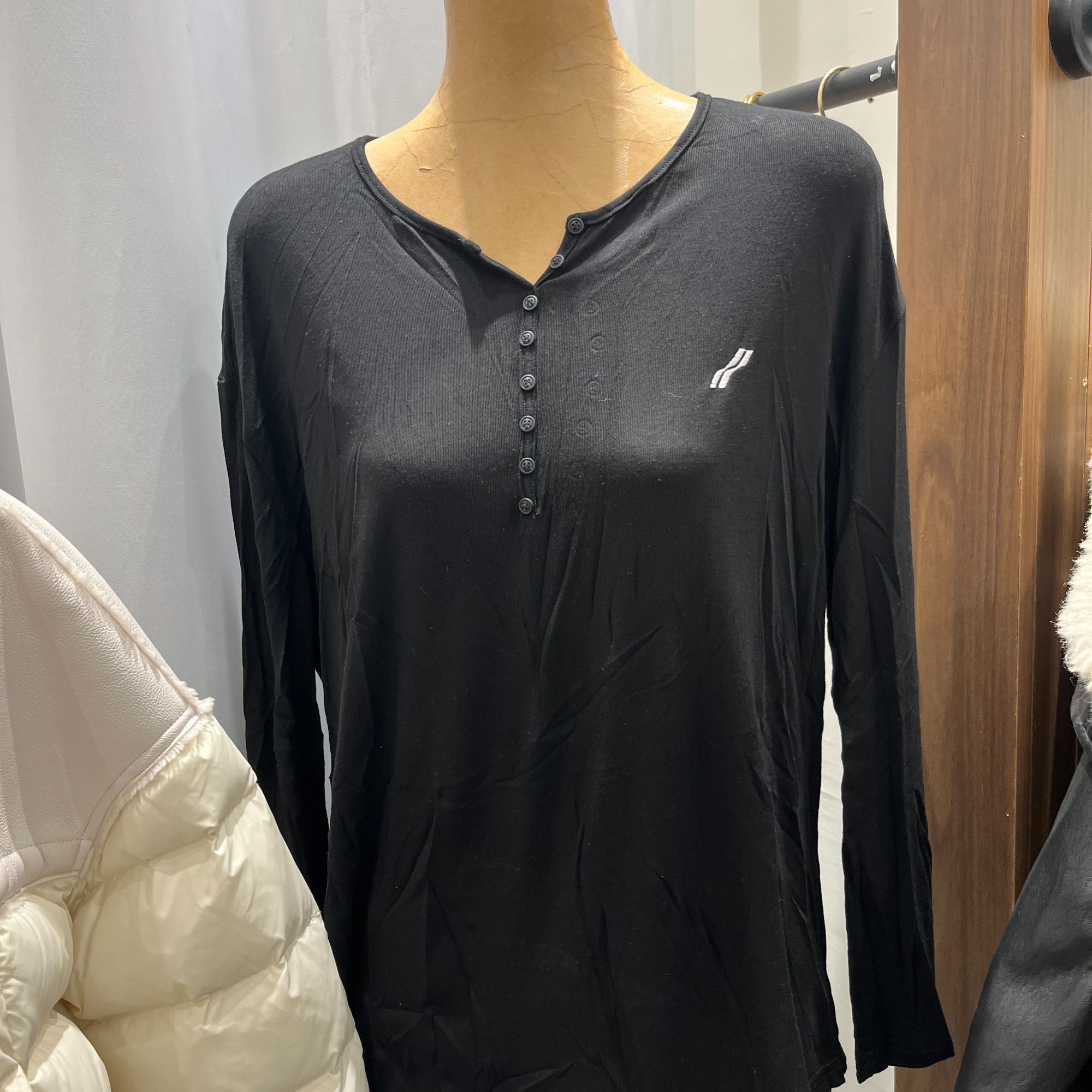 圆领刺绣修身型长袖常规刺绣T恤女士纯色女款黑色时尚套头