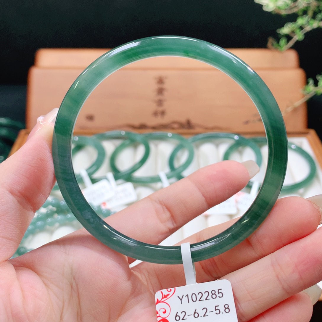 翡翠手镯未镶嵌天然