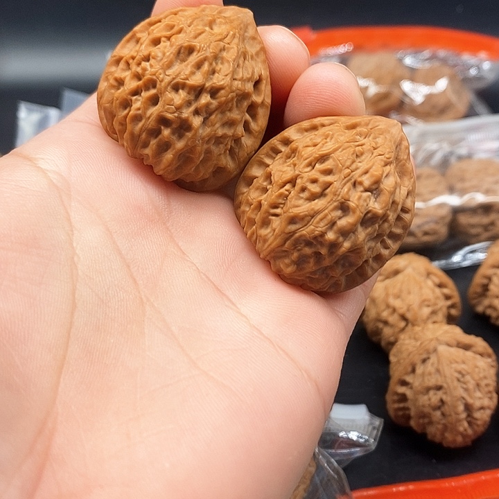 文玩核桃吊坠当***.文玩核桃金牛狮子头