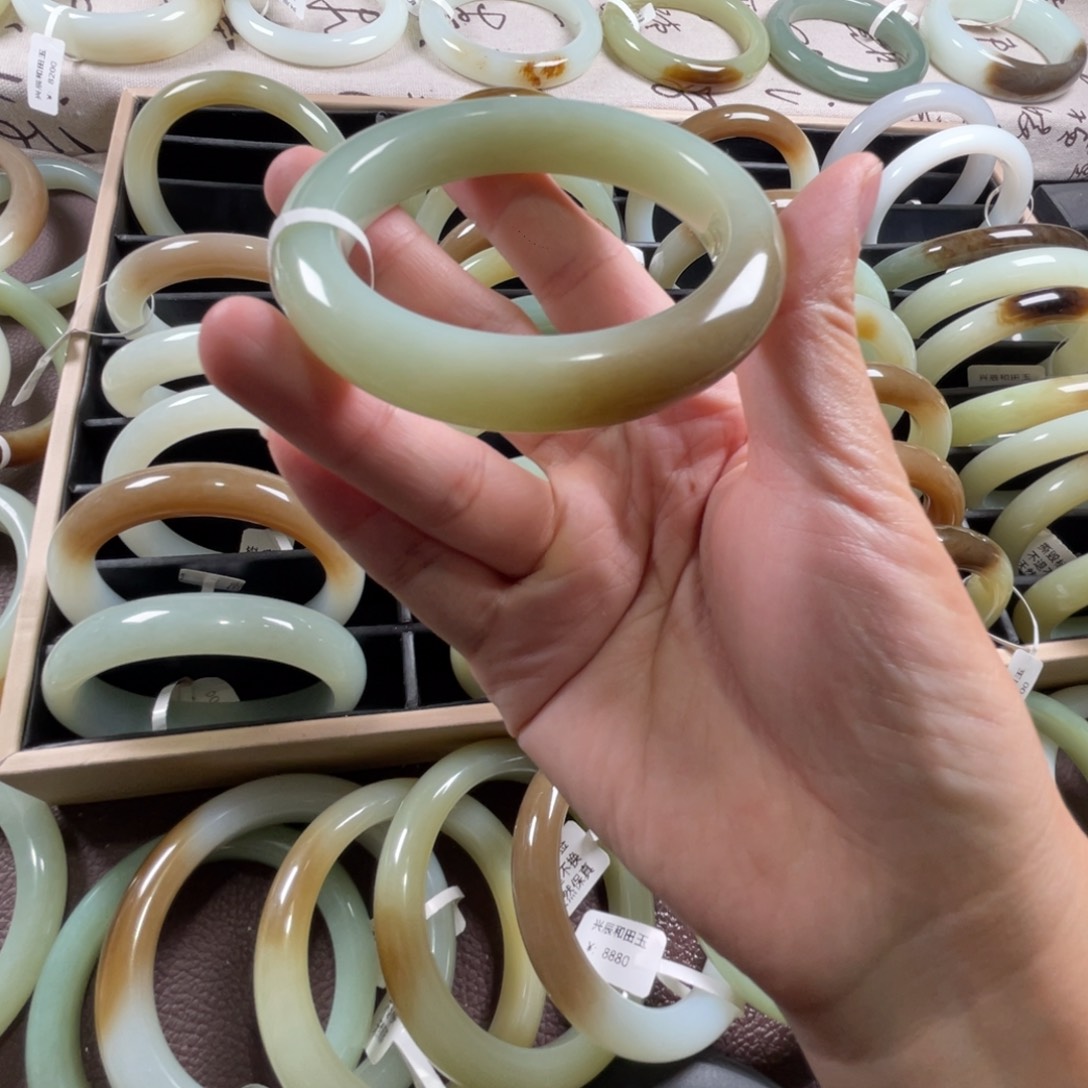 和田玉未镶嵌手镯