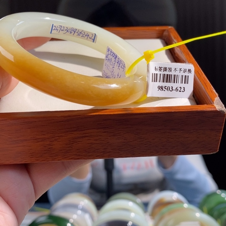 和田玉手镯未镶嵌且末糖