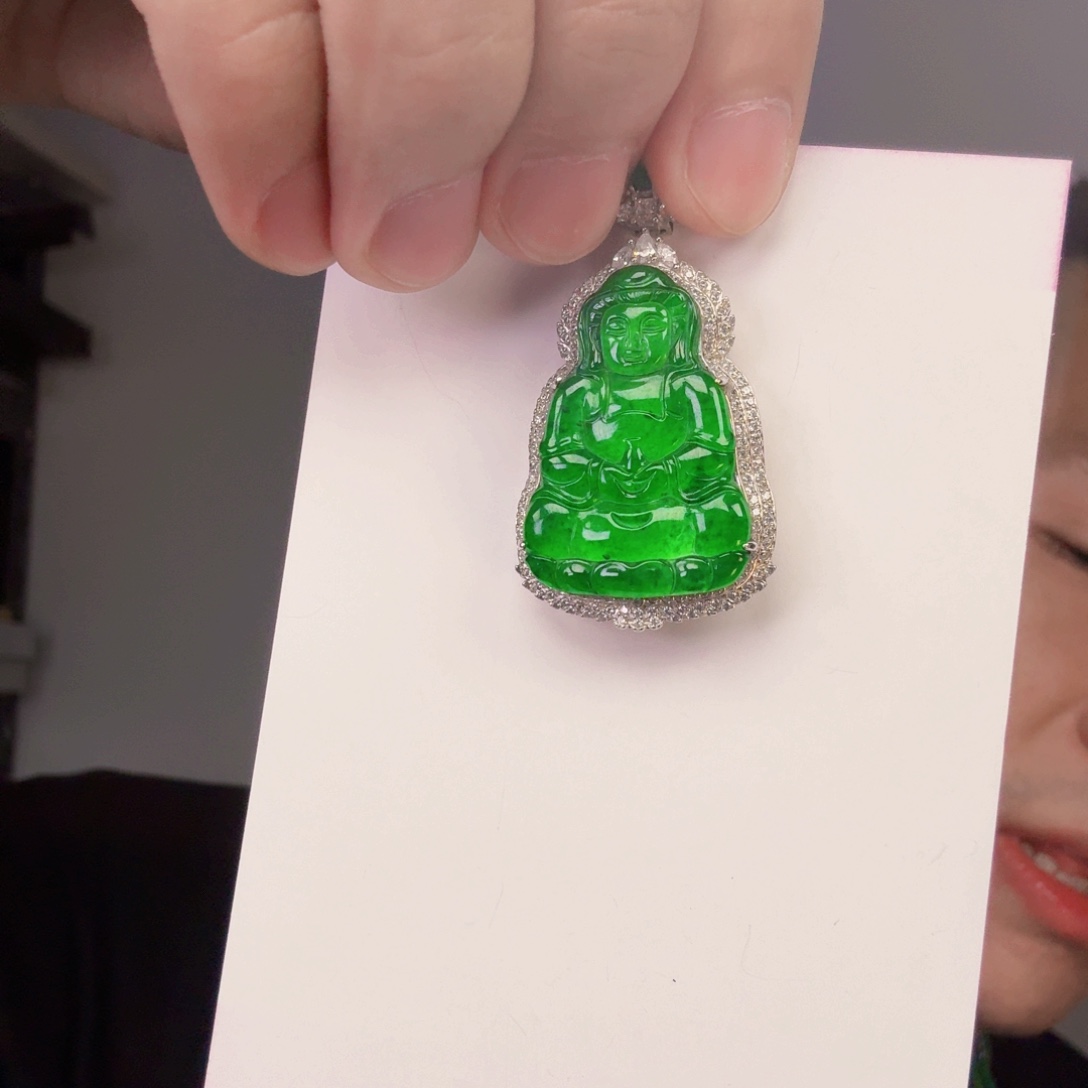 翡翠未镶嵌颈饰一件