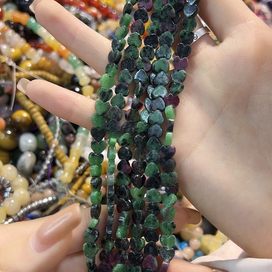 玛瑙/玉髓未镶嵌珠宝半成品红绿宝卡6爱心一条