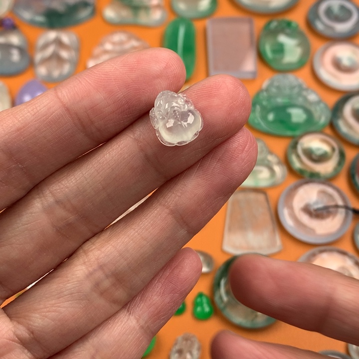 翡翠挂件未镶嵌….