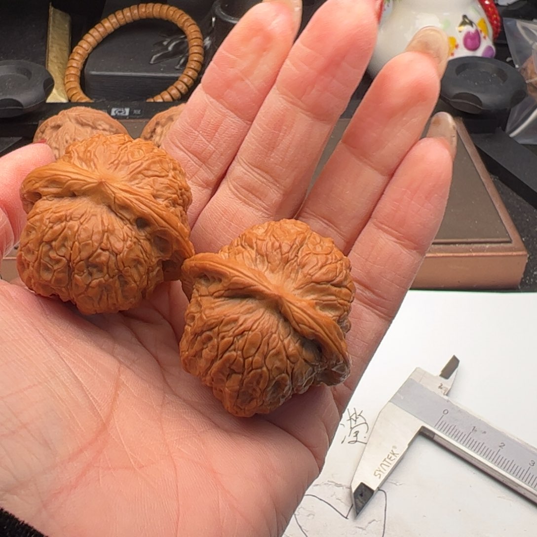 文玩核桃吊坠滢血麒麟40