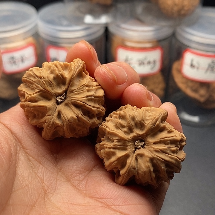 文玩核桃把件王**?冰墩墩
