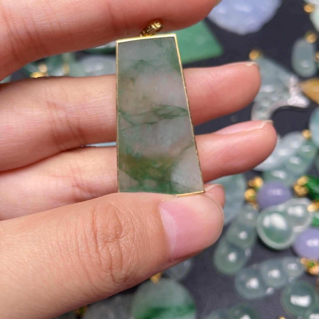 翡翠颈饰18K金镶嵌翡翠