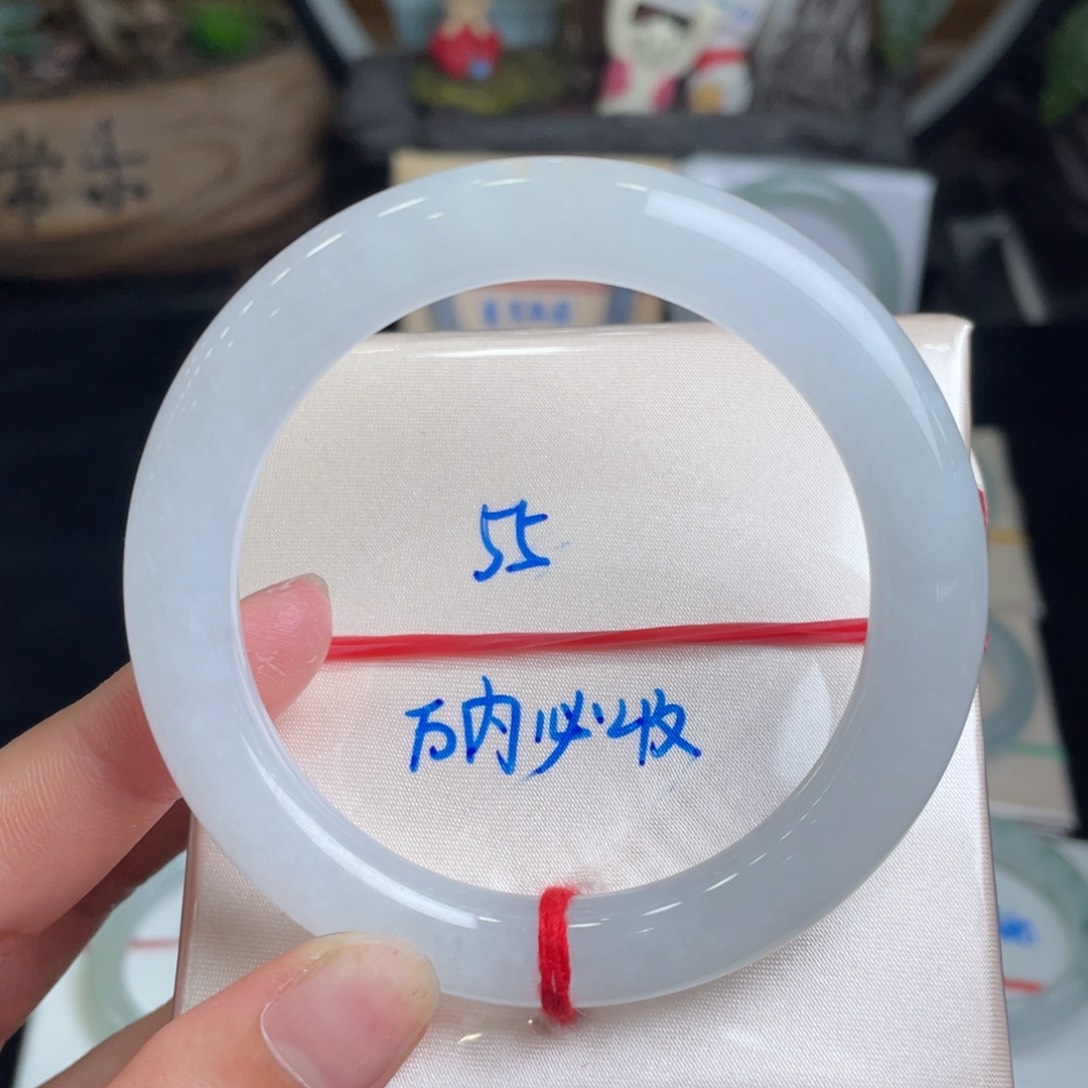翡翠手镯未镶嵌翡翠手镯