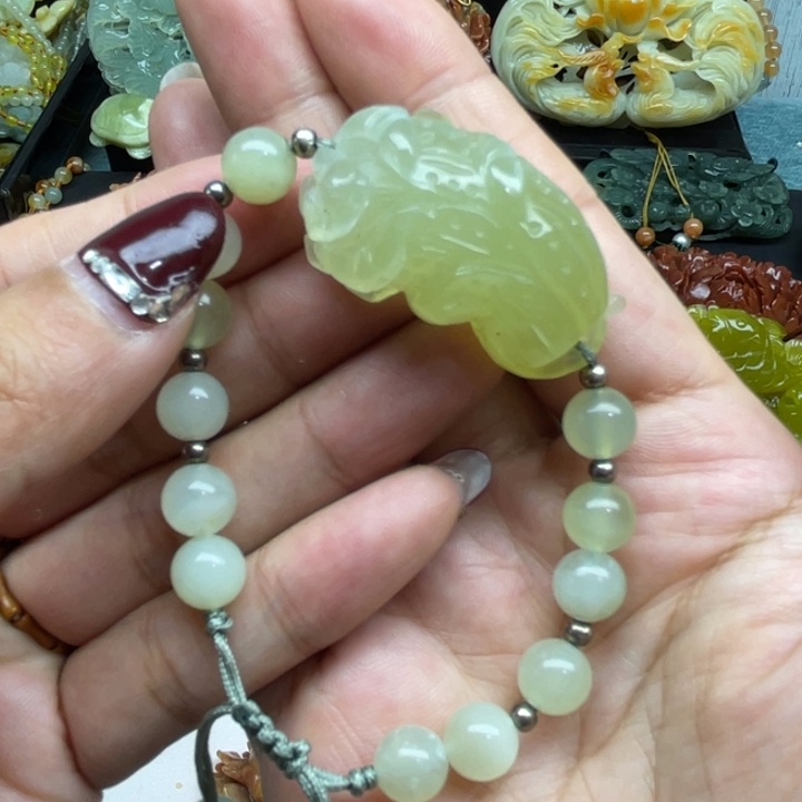 蛇纹石玉未镶嵌颈饰