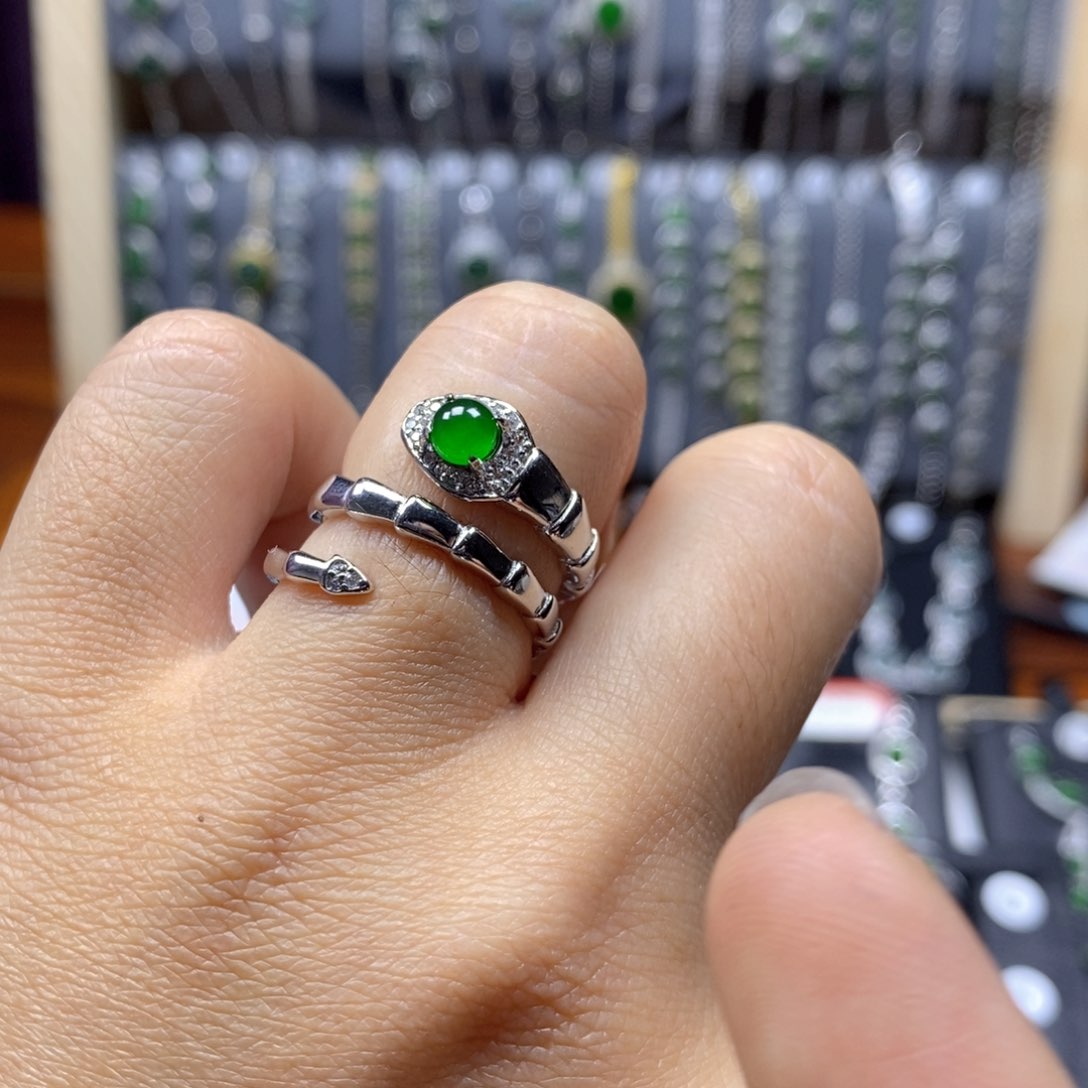 翡翠颈饰银S925镶嵌翡翠戒指