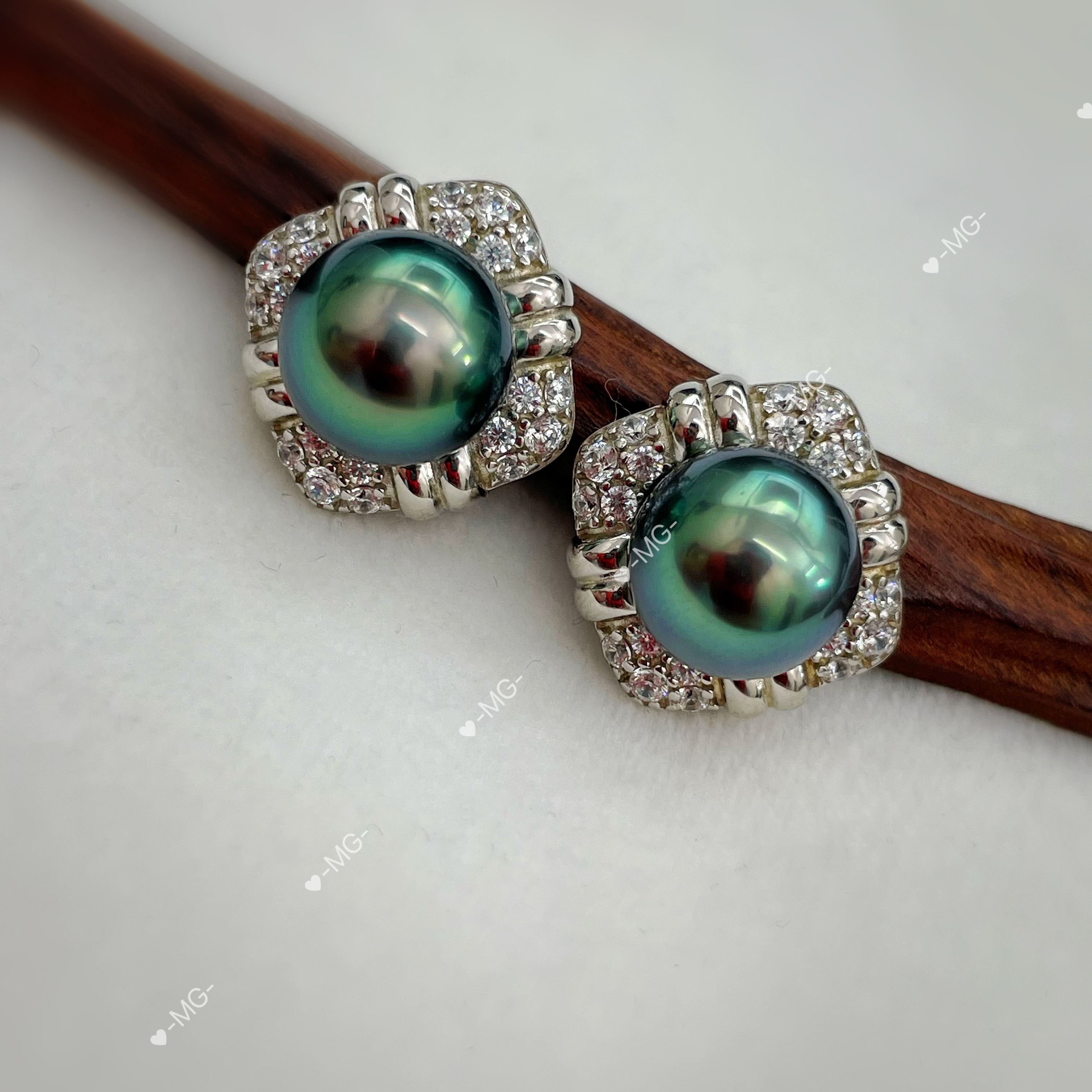 大溪地天然海水珍珠辣色孔雀绿耳钉