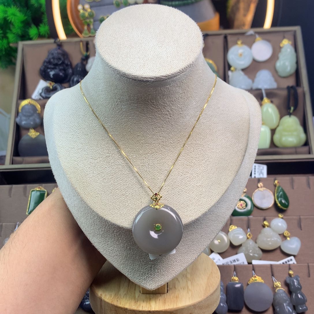 和田玉吊坠18K金镶嵌