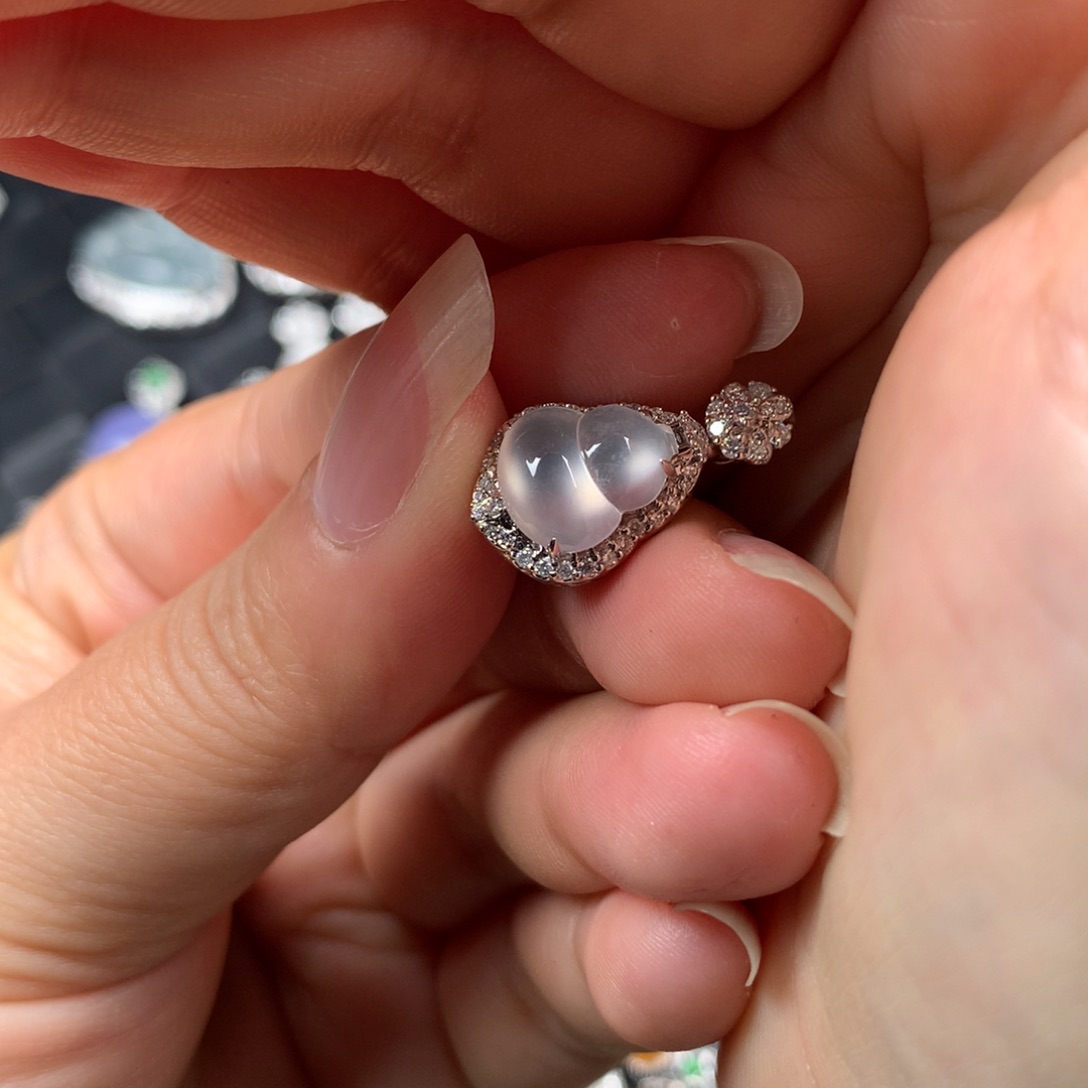 颈饰18K金镶嵌翡翠玻璃葫芦