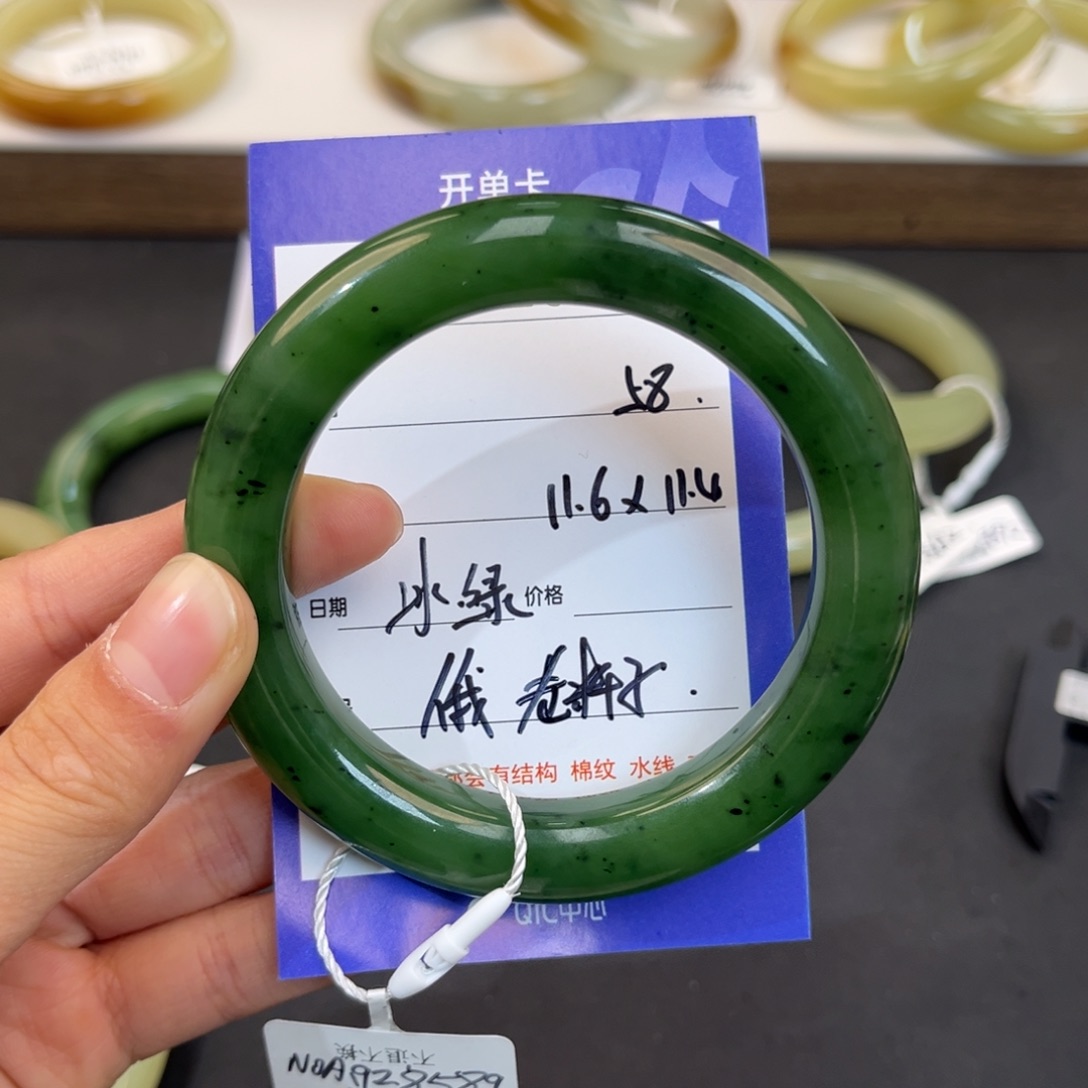 小***猫和田玉未镶嵌手镯