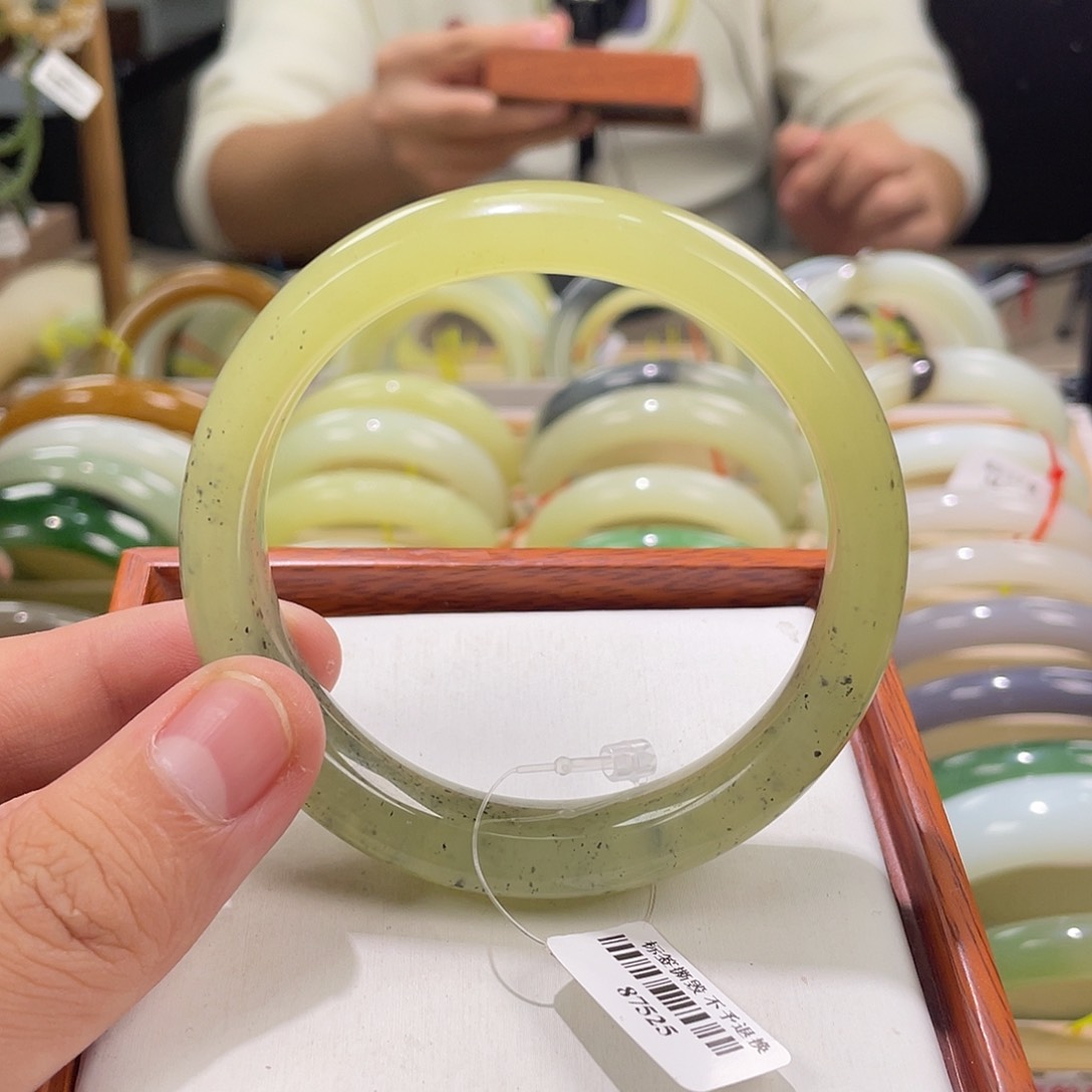 【闪购商品】和田玉手镯未镶嵌61