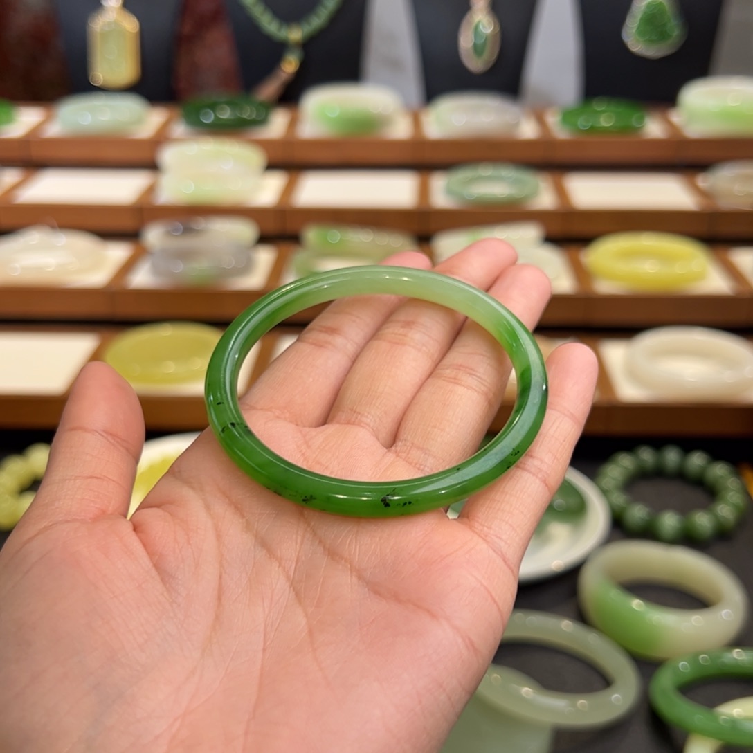 和田玉手镯未镶嵌叶*俄碧苹果绿辣色叮当56