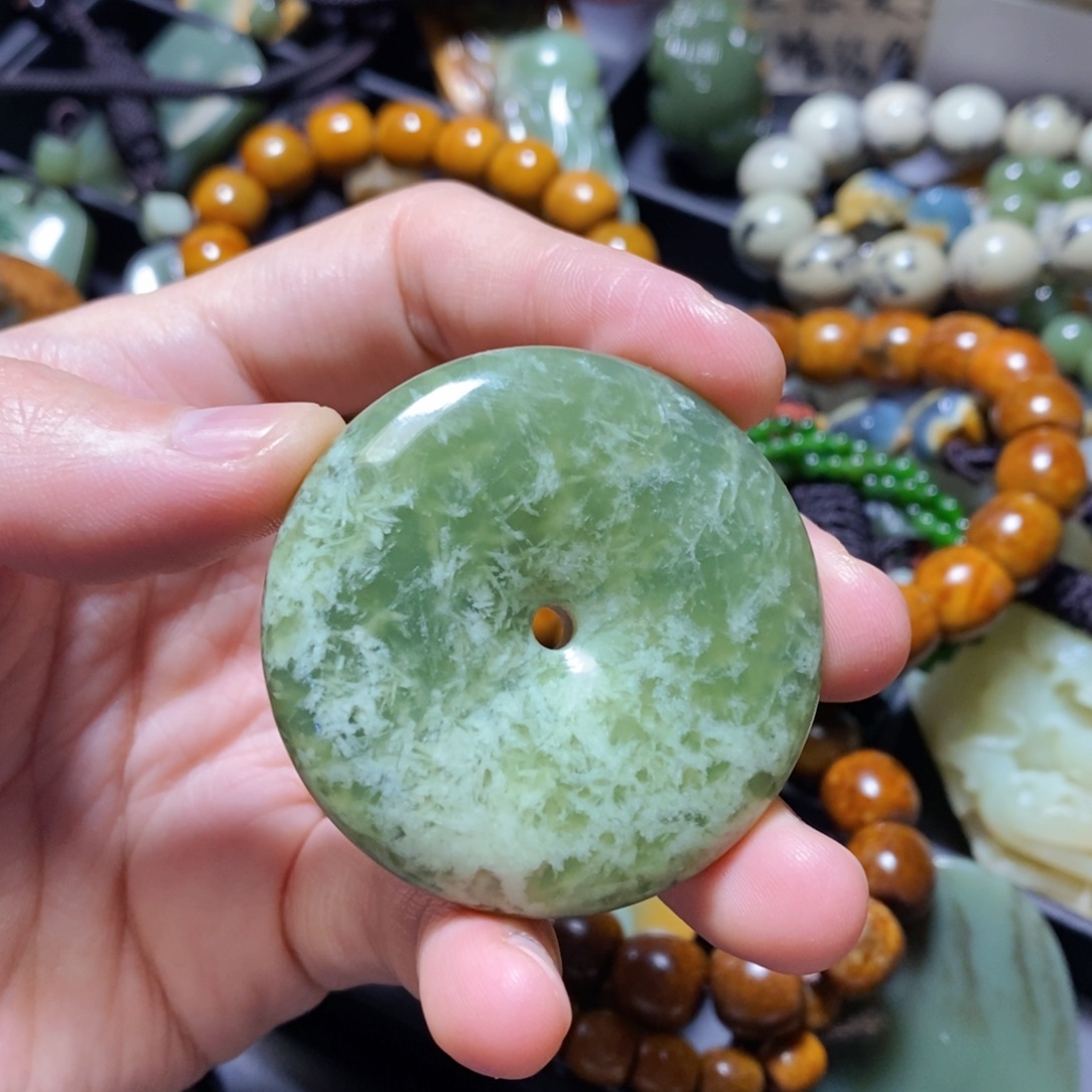 蛇纹石玉未镶嵌颈饰