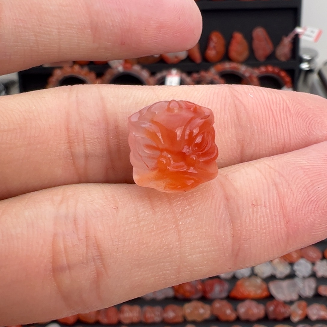 南红玛瑙未镶嵌颈饰醒狮头